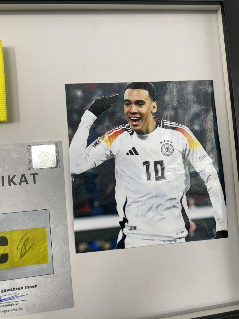 Kapitänsbinde Jamal Musiala signiert im Rahmen DFB Fußball COA Autogramm