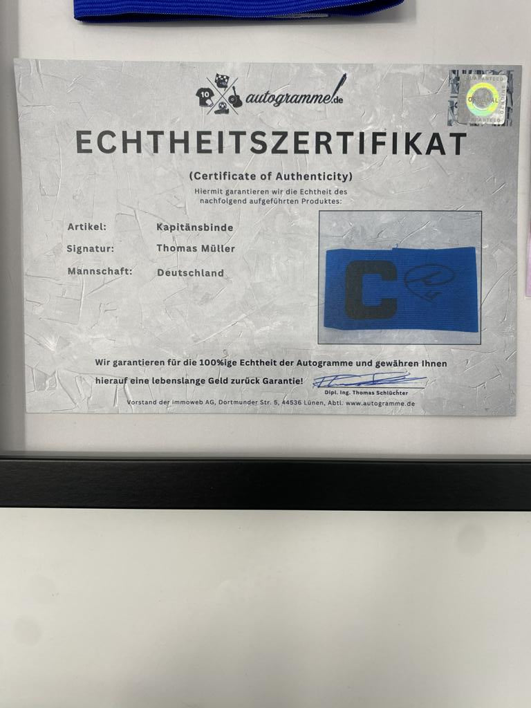 Kapitänsbinde Thomas Müller signiert im Rahmen Deutschland Autogramm