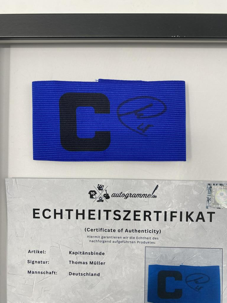 Kapitänsbinde Thomas Müller signiert im Rahmen Deutschland Autogramm