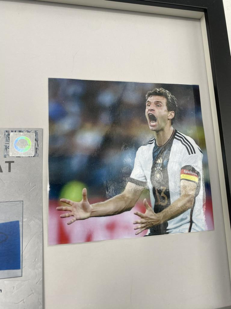 Kapitänsbinde Thomas Müller signiert im Rahmen Deutschland Autogramm