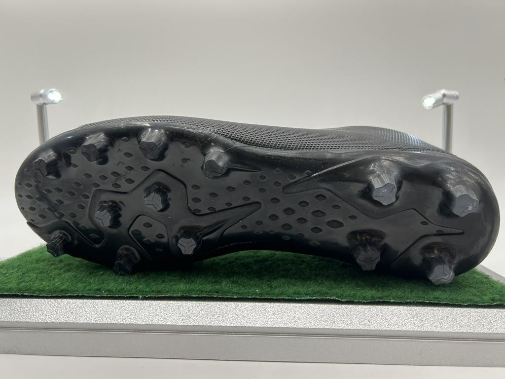 Football shoe Matthijs de Ligt signed in showcase + lighting Manchester Premier League