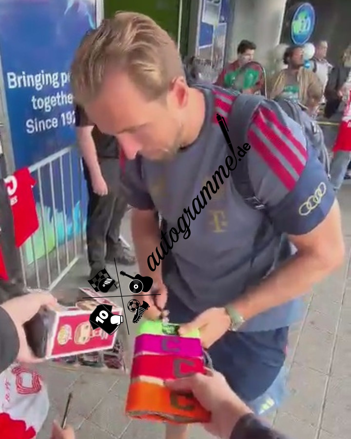 Kapitänsbinde Harry Kane signiert im Rahmen Bayern München