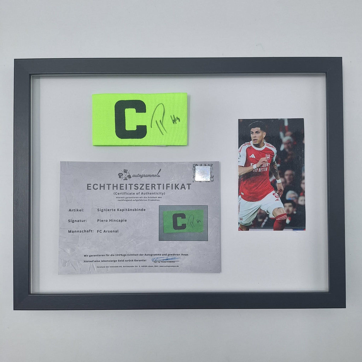 Kapitänsbinde Piero Hincapié signiert im Rahmen Autogramm FC Arsenal