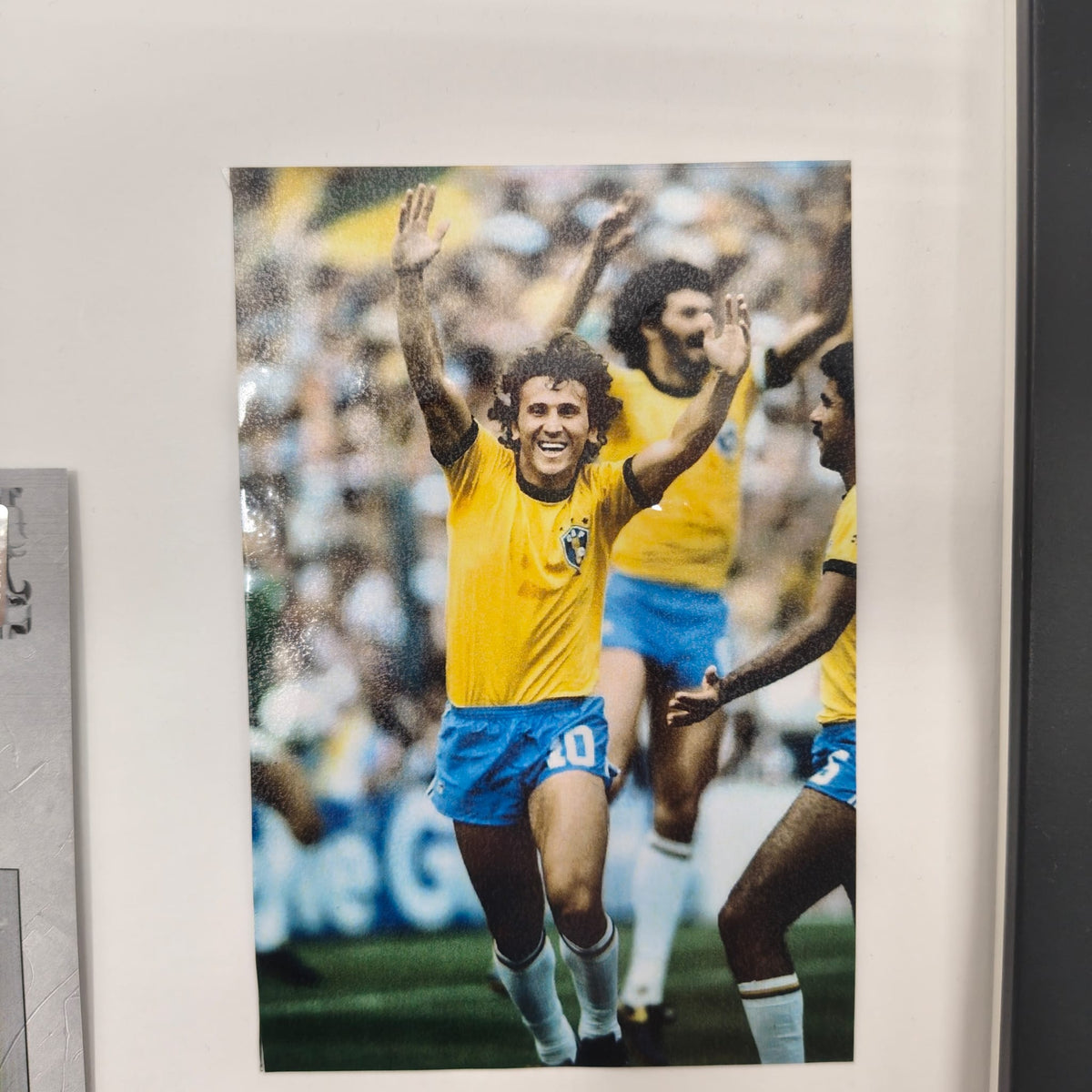 Kapitänsbinde Zico signiert im Rahmen Autogramm Brasilien