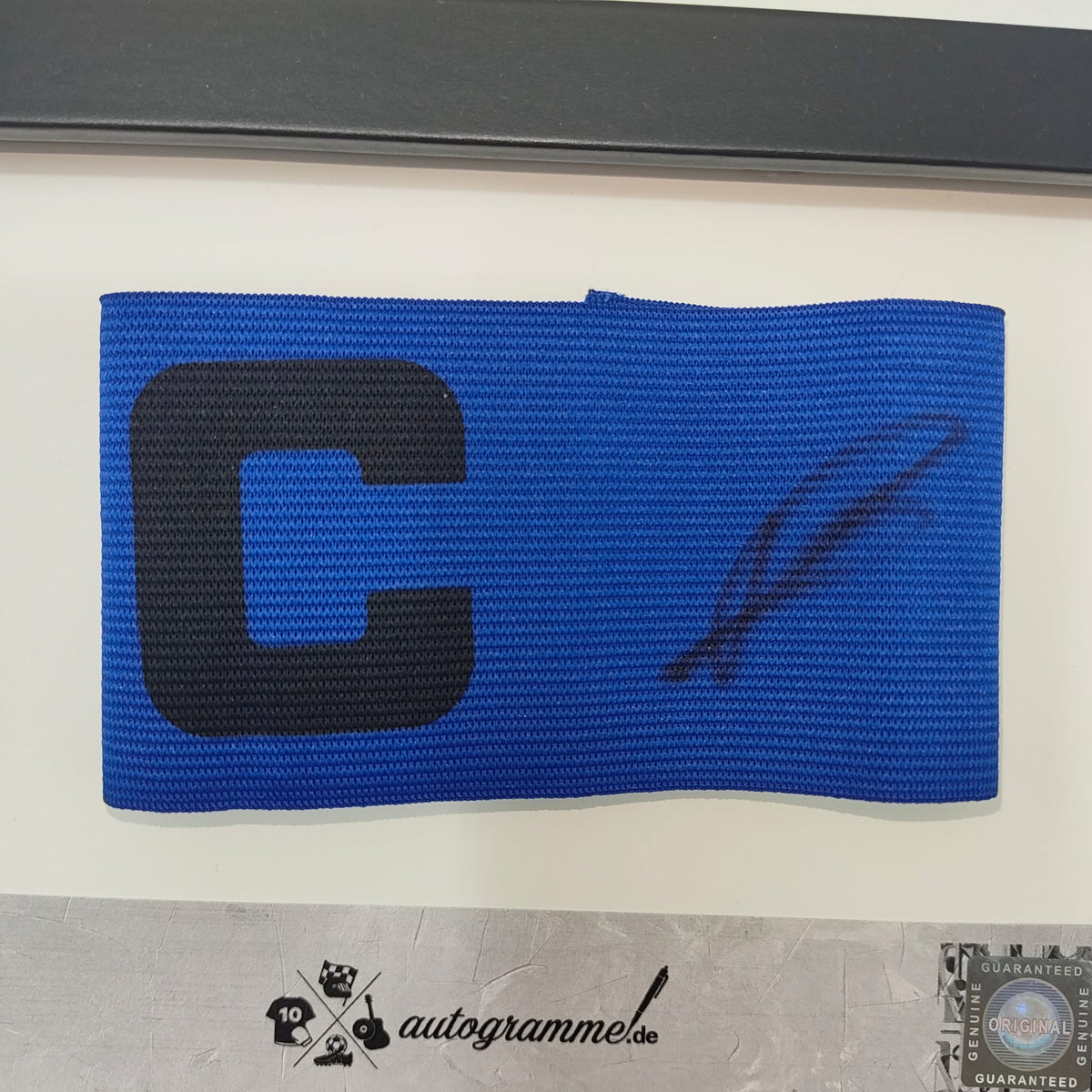 Kapitänsbinde Exequiel Palacios signiert im Rahmen Autogramm Bayer 04 Leverkusen