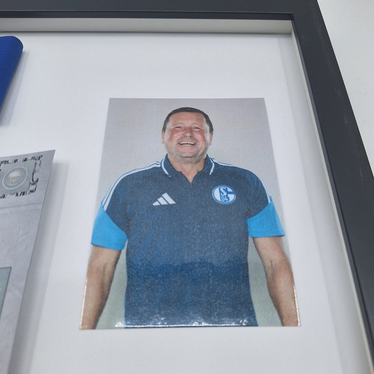 Kapitänsbinde Willi Landgraf signiert im Rahmen Schalke 04 COA grün