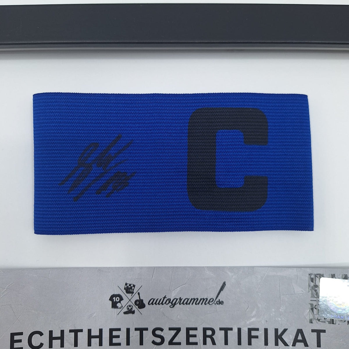 Kapitänsbinde Mika Wallentowitz signiert im Rahmen Schalke 04 COA blau
