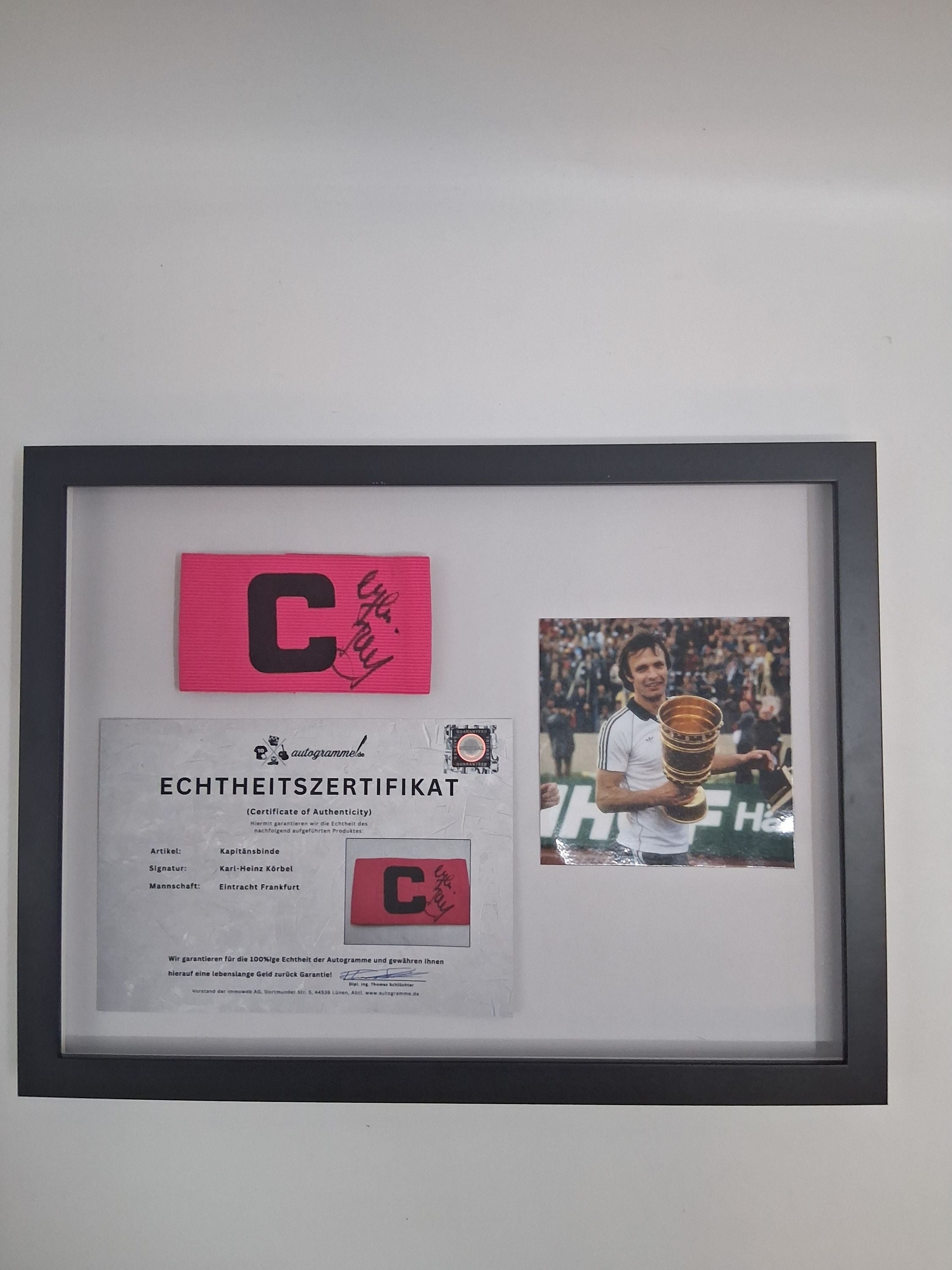 Kapitänsbinde Karl-Heinz Körbel signiert im Rahmen Eintracht Frankfurt Autogramm COA