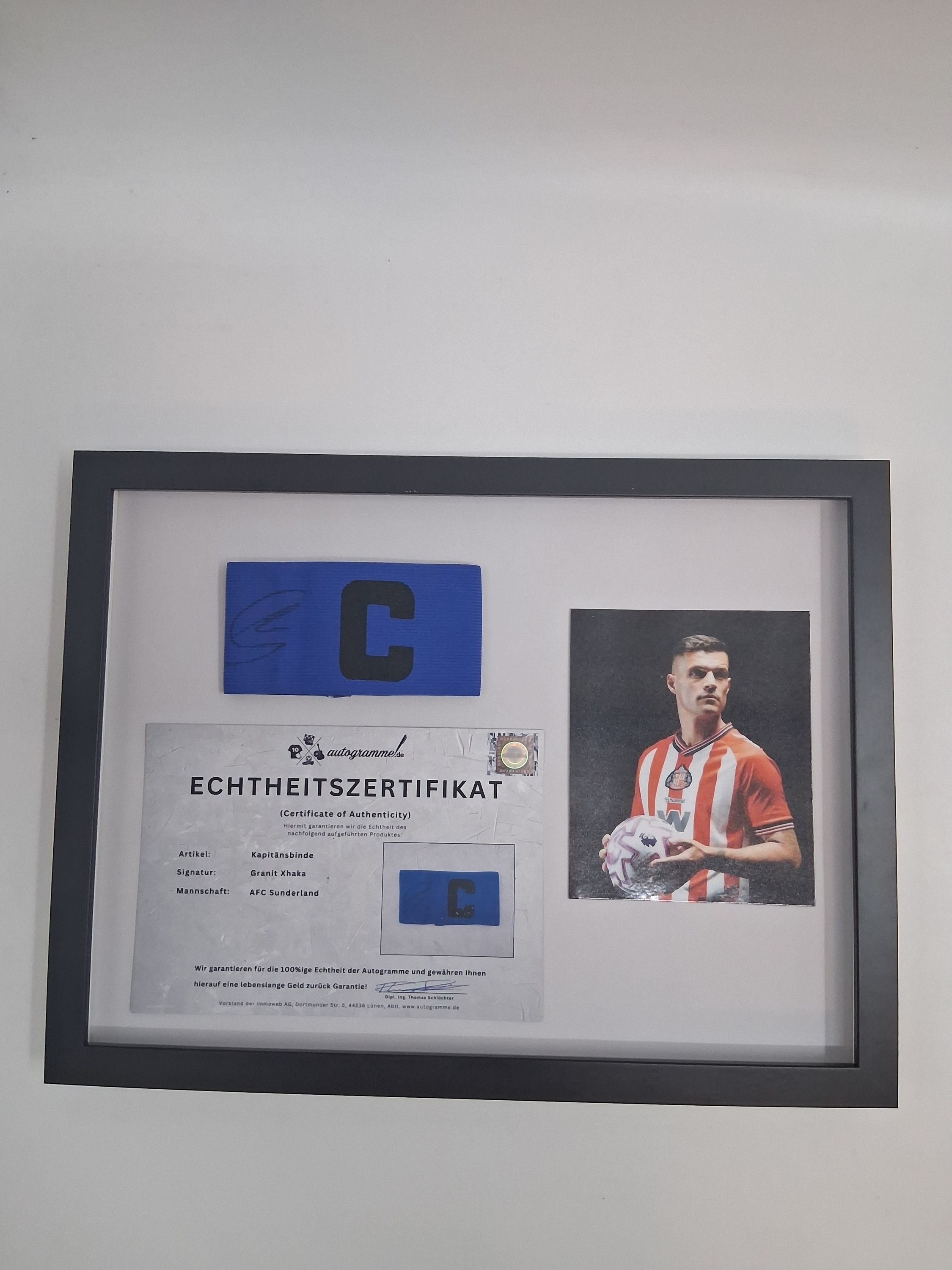 Kapitänsbinde Granit Xhaka signiert im Rahmen AFC Sunderland Schweiz Autogramm