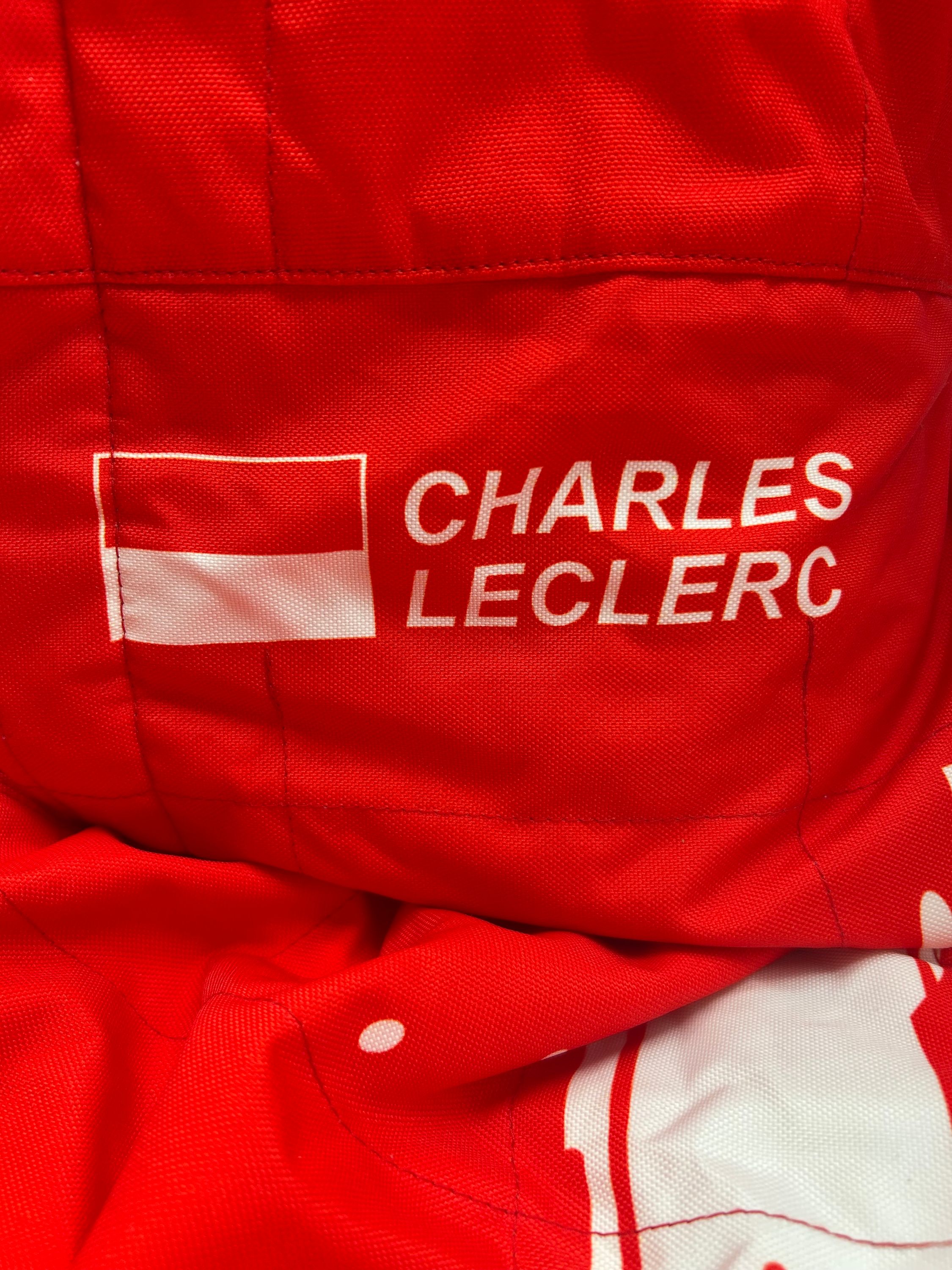 Charles Leclerc Formel 1 Replika-Rennanzug Ferrari signiert Las Vegas 2023 M
Max Verstappen Repro Formel 1 Rennanzug mit Unterschrift Autogramm M