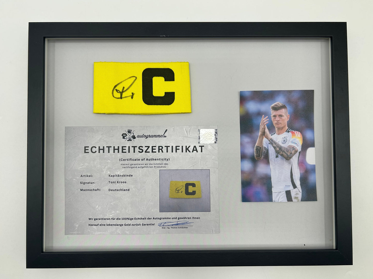 Kapitänsbinde Toni Kroos signiert im Rahmen DFB Fußball COA Autogramm