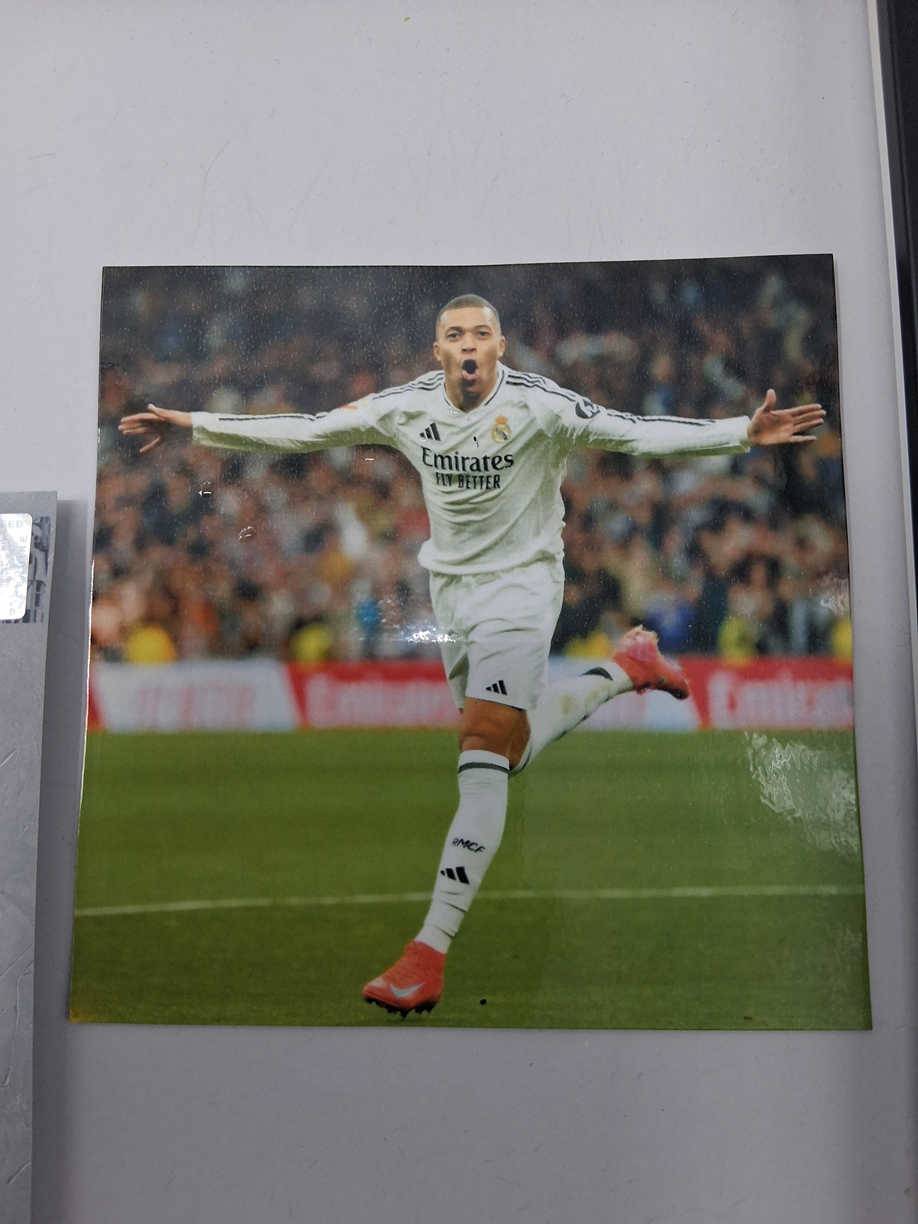Kapitänsbinde Kylian Mbappe signiert im Rahmen Real Madrid COA Autogramm