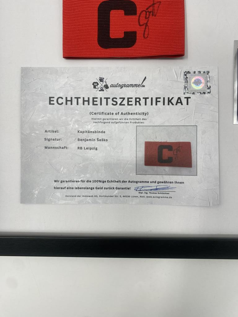 Kapitänsbinde Benjamin Šeško signiert im Rahmen RB Leipzig Autogramm Fußball COA
