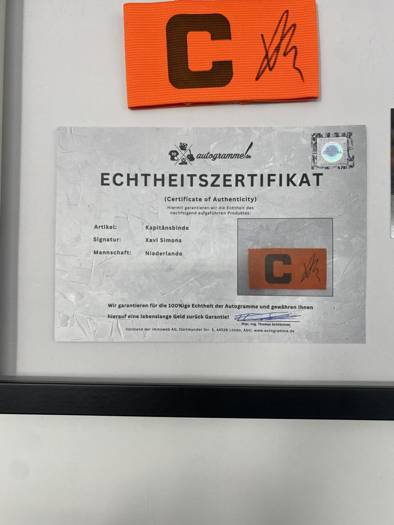 Kapitänsbinde Xavi Simons signiert im Rahmen Niederlande Autogramm