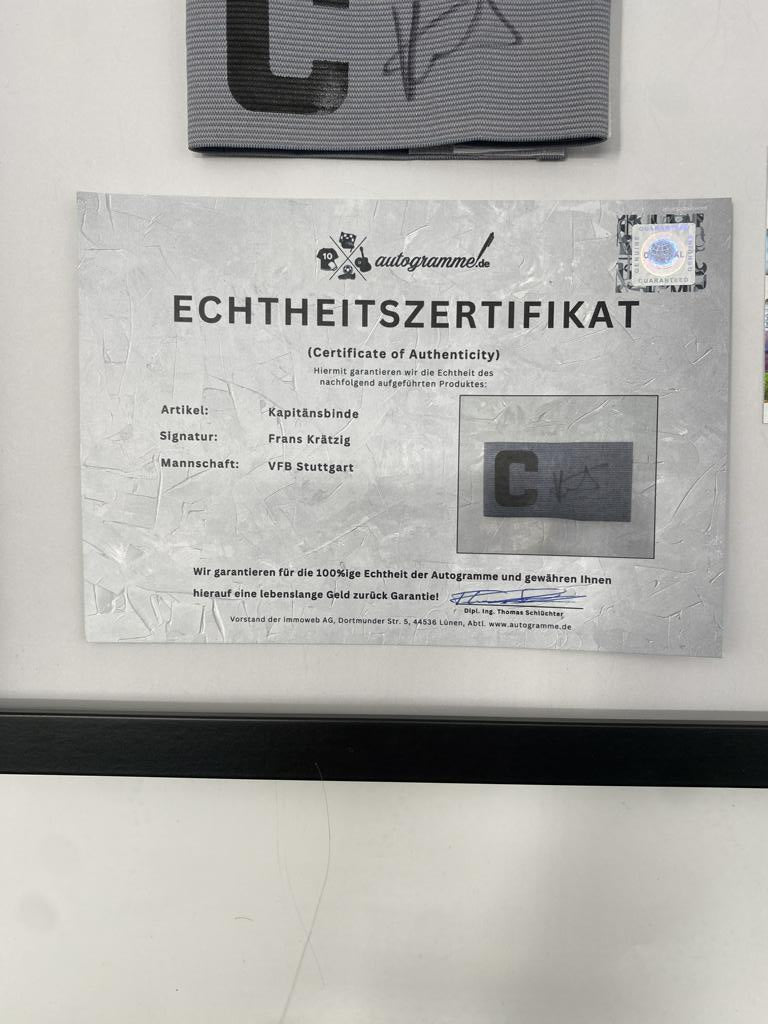 Kapitänsbinde Frans Krätzig signiert im Rahmen VFB Stuttgart Fußball Autogramm