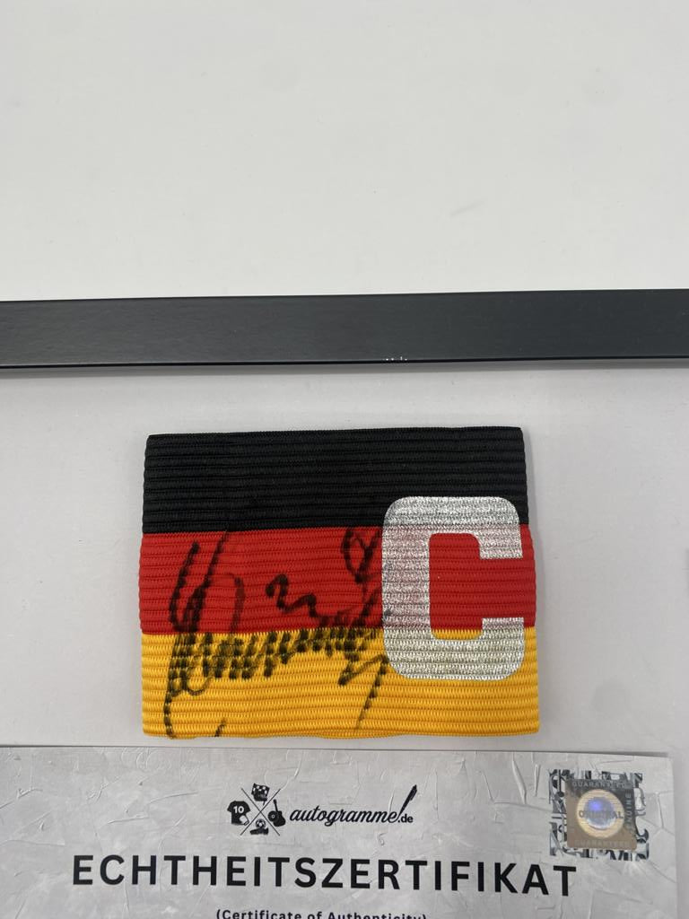 Kapitänsbinde Toni Schumacher signiert im Rahmen Deutschland Fußball Autogramm