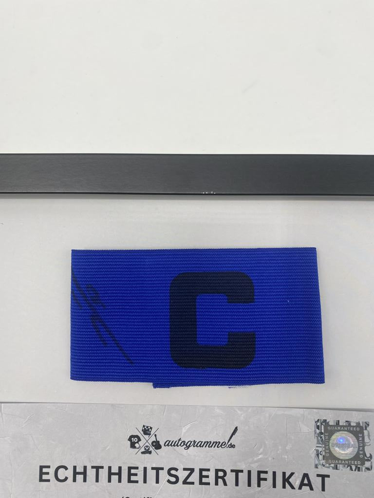 Kapitänsbinde Jeremie Frimpong signiert im Rahmen Bayer Leverkusen Autogramm