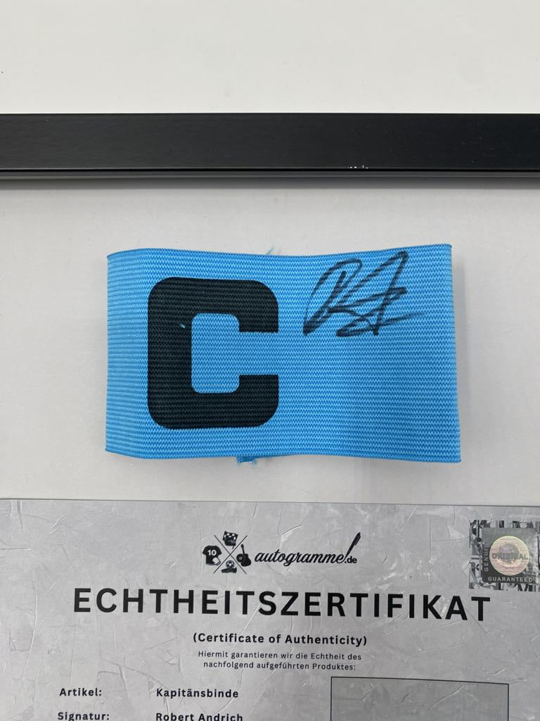 Kapitänsbinde Robert Andrich signiert im Rahmen Bayer 04 Leverkusen Autogramm