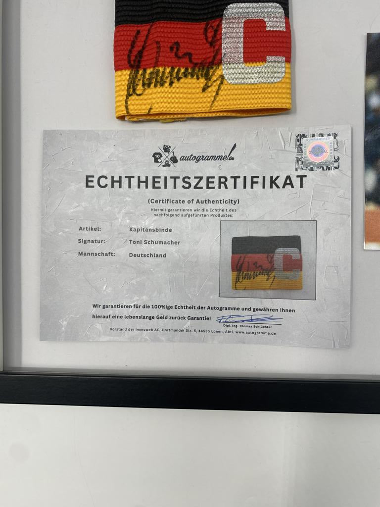 Kapitänsbinde Toni Schumacher signiert im Rahmen Deutschland Fußball Autogramm