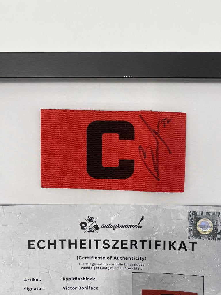 Kapitänsbinde Victor Boniface signiert im Rahmen Bayer Leverkusen Autogramm COA