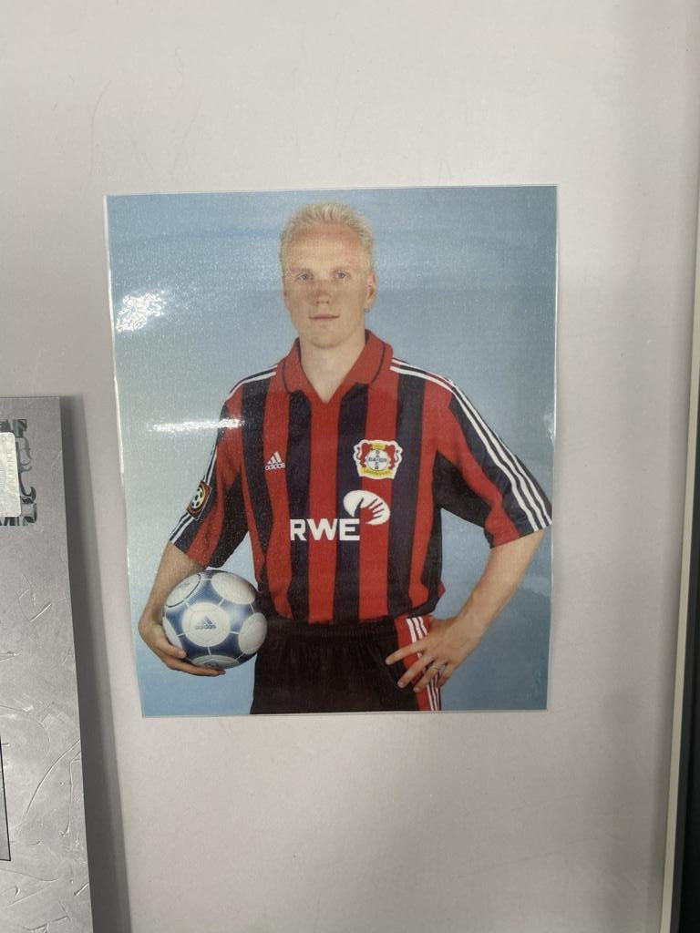 Kapitänsbinde Carsten Ramelow signiert im Rahmen Bayer 04 Leverkusen Autogramm