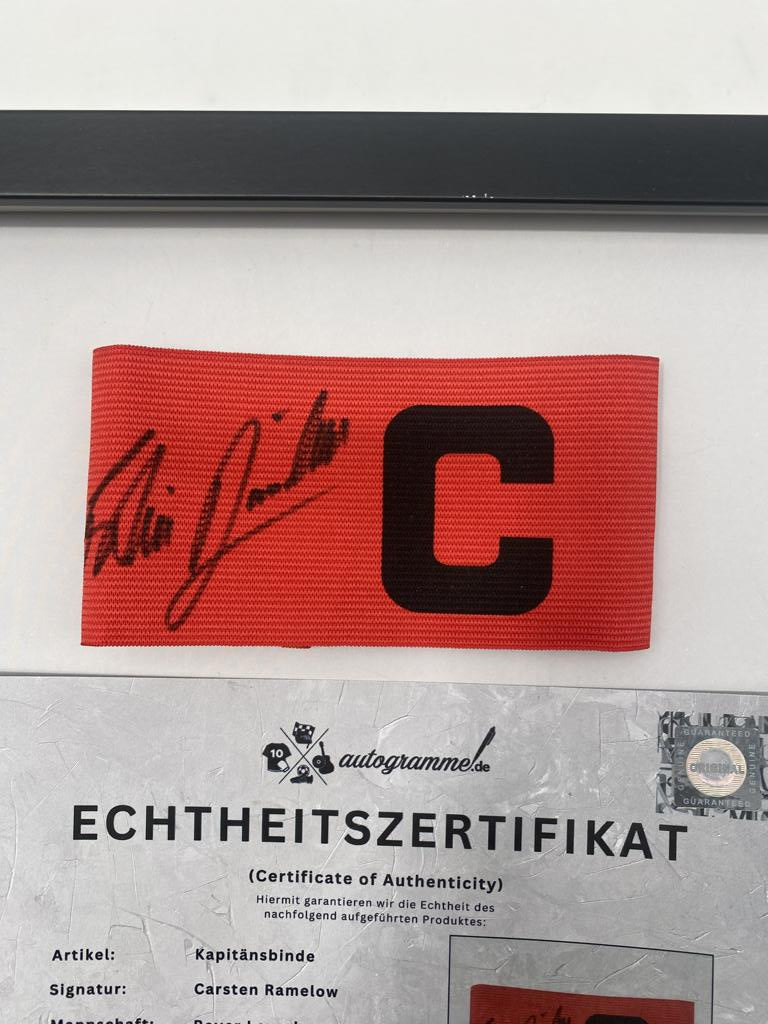 Kapitänsbinde Carsten Ramelow signiert im Rahmen Bayer 04 Leverkusen Autogramm