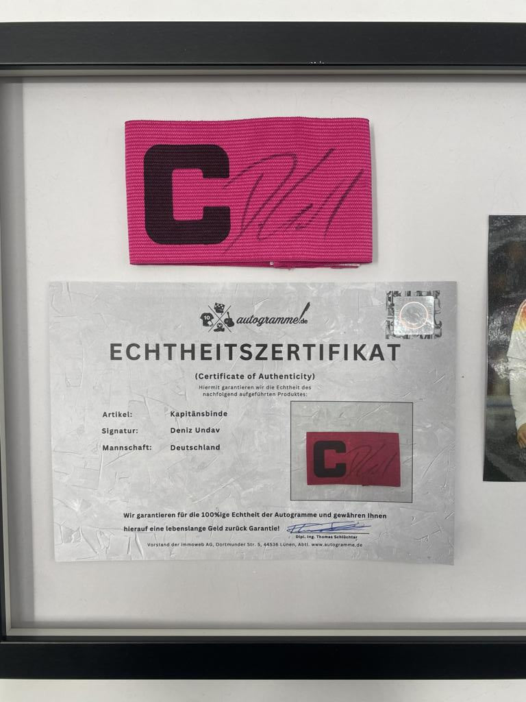 Brazalete de capitán firmado por Deniz Undav como parte de un autógrafo de la selección alemana de fútbol.