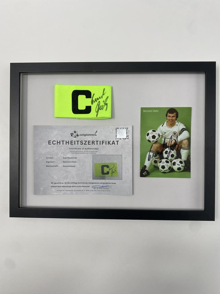 Kapitänsbinde Bernard Dietz signiert im Rahmen Deutschland Fußball Autogramm