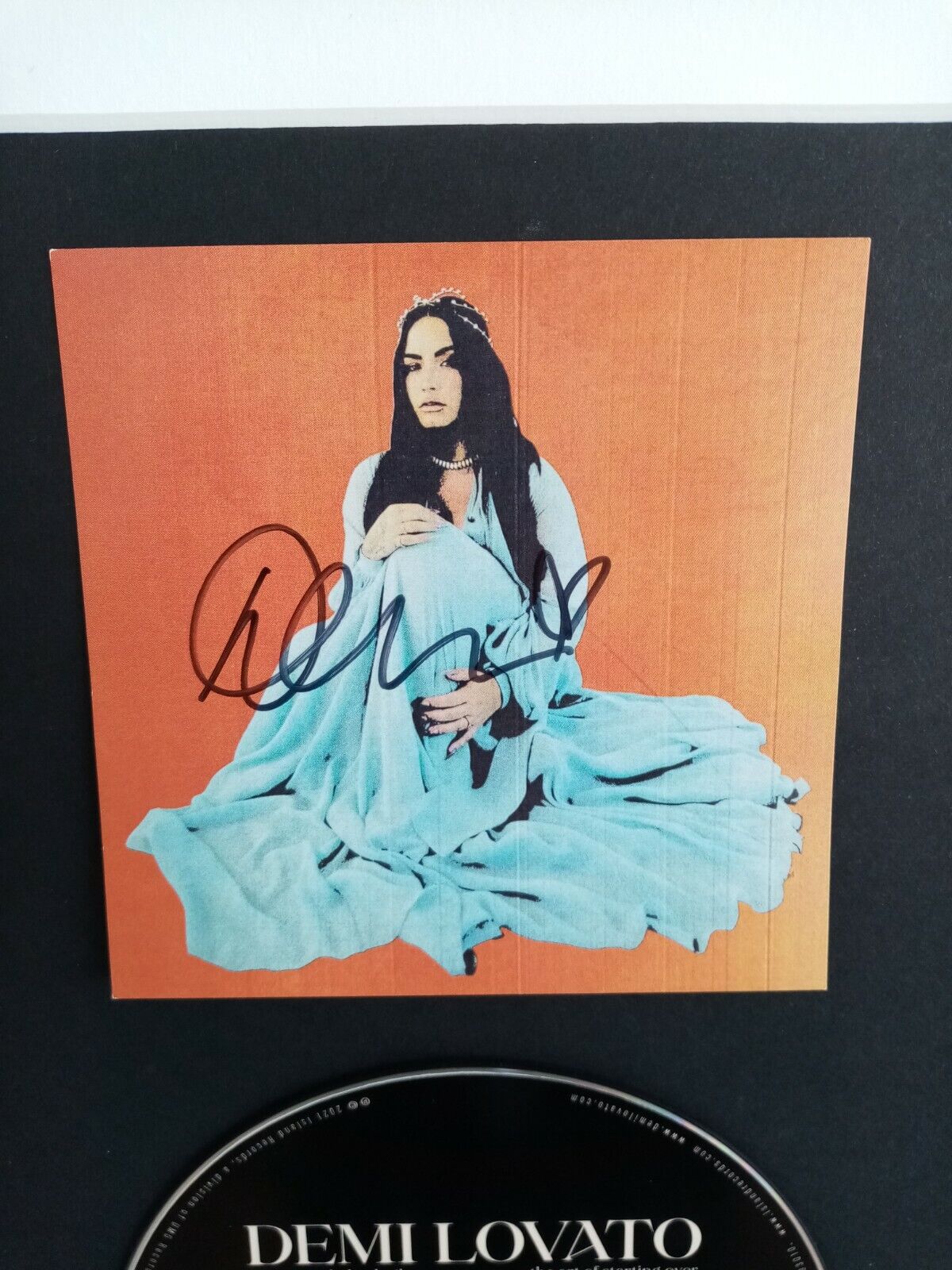 CD Cover Demi Lovato signiert mit Album im Rahmen Autogramm Unterschrift Musik