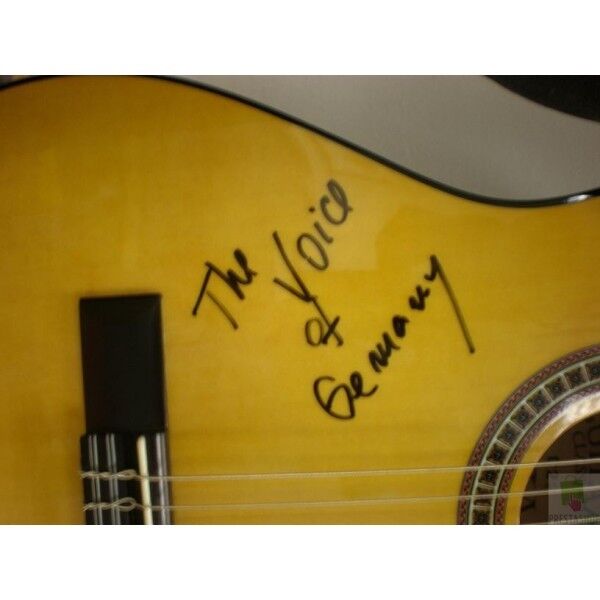 Concert guitar signed by Fanel Cornelius the Voice of Germany, autograph, new