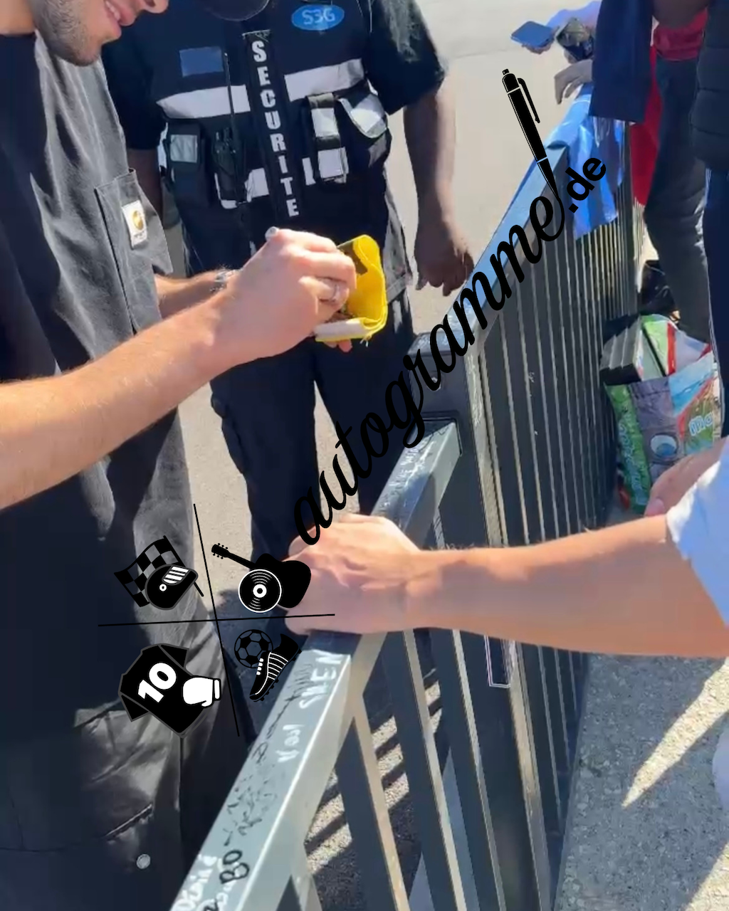 Kapitänsbinde Lucas Chevalier signiert im Rahmen PSG COA