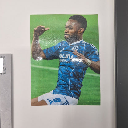 Kapitänsbinde Moussa Sylla signiert im Rahmen Schalke 04 COA blau