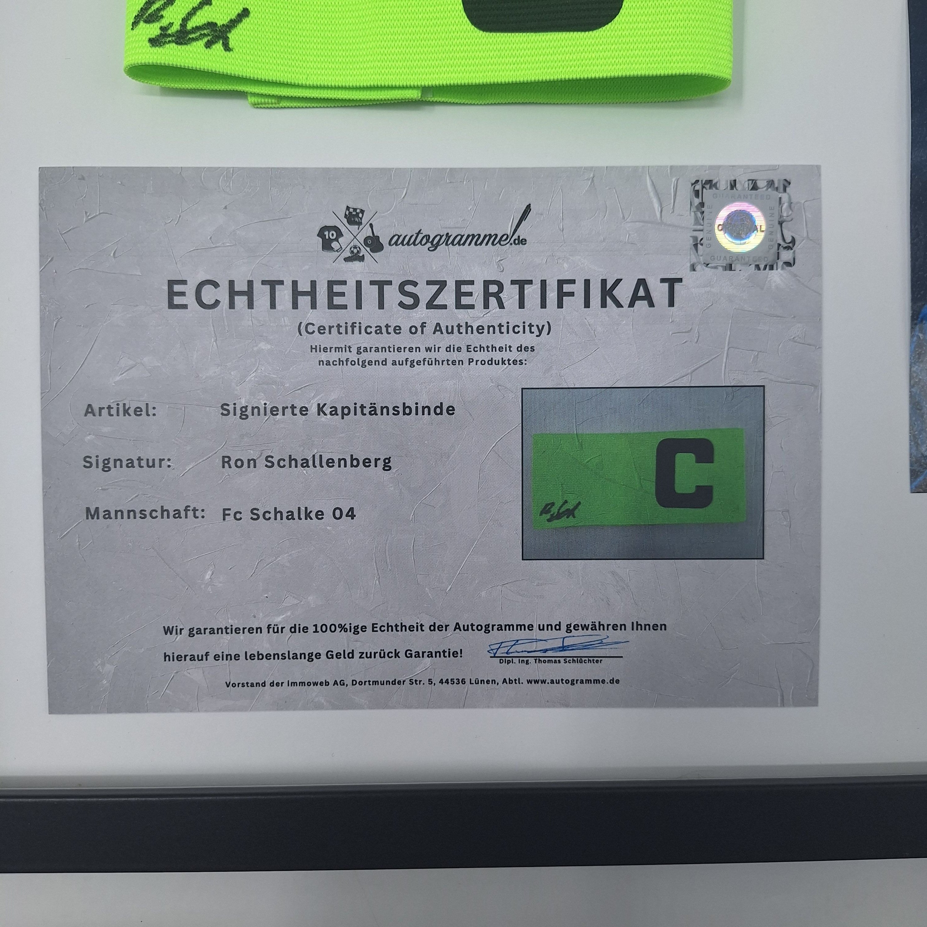 Kapitänsbinde Ron Schallenberg signiert im Rahmen Schalke 04 COA grün