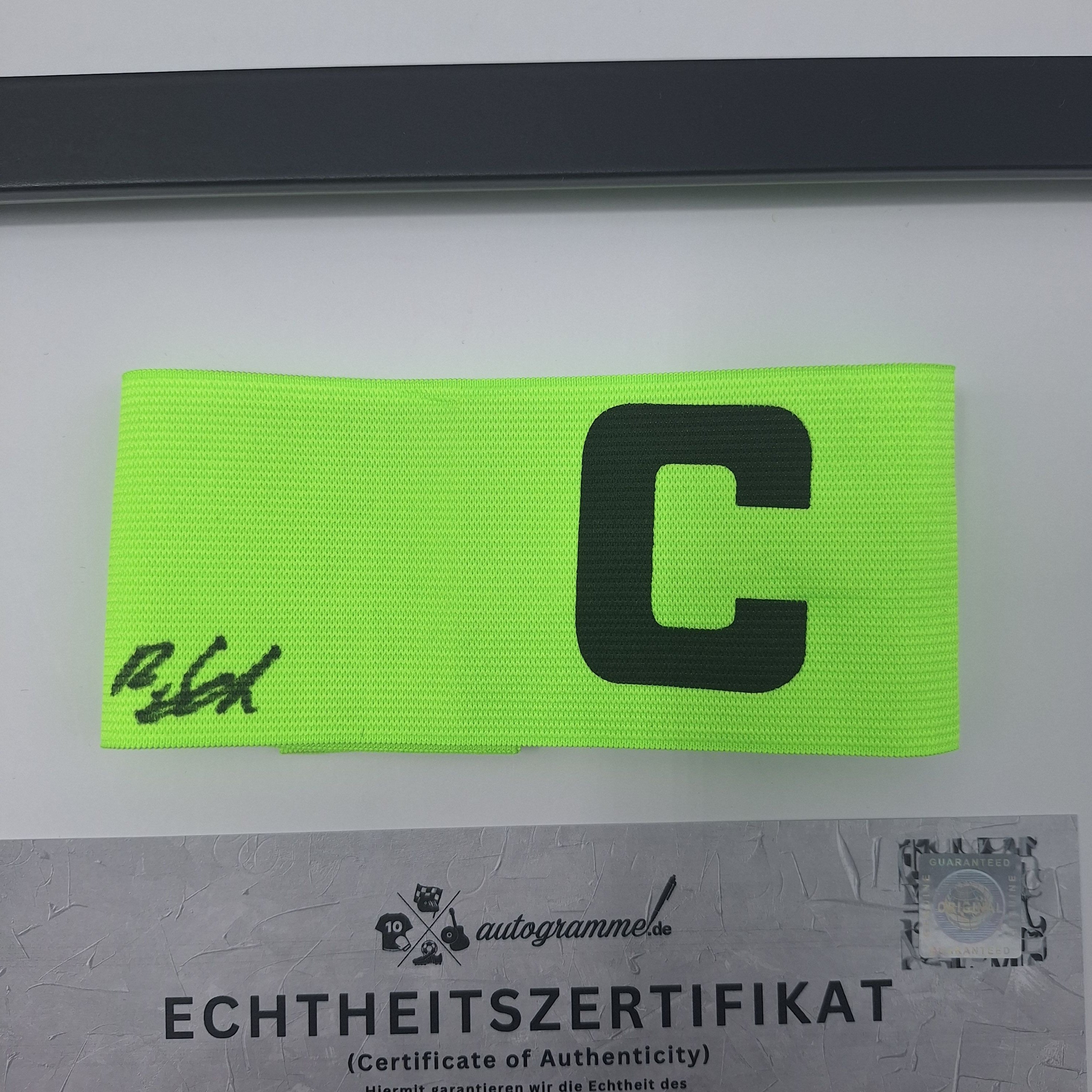 Kapitänsbinde Ron Schallenberg signiert im Rahmen Schalke 04 COA grün