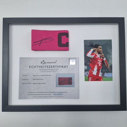 Kapitänsbinde Michael Olise signiert im Rahmen Bayern München