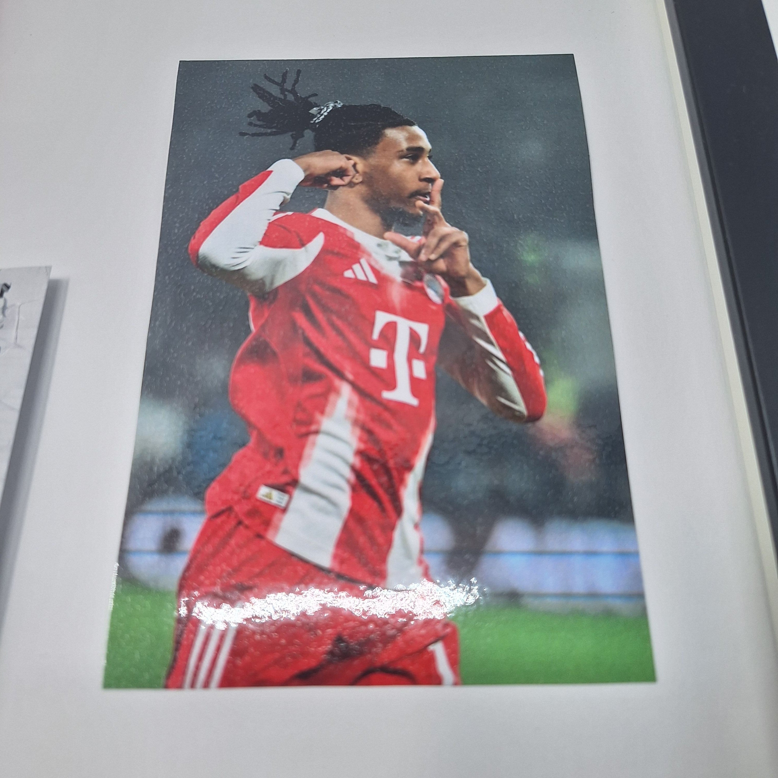 Kapitänsbinde Michael Olise signiert im Rahmen Bayern München