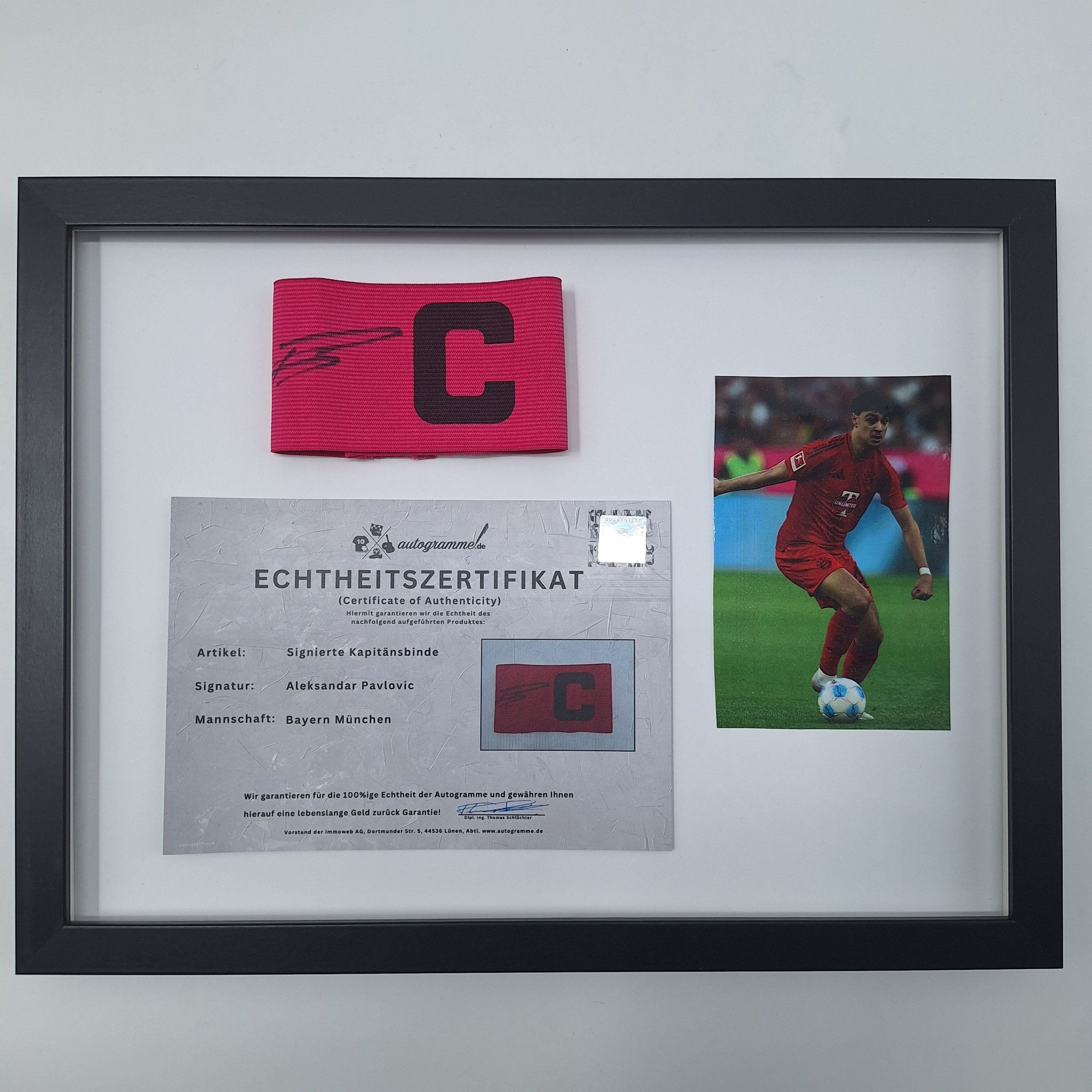 Kapitänsbinde Aleksandar Pavlović signiert im Rahmen Bayern München Autogramm COA