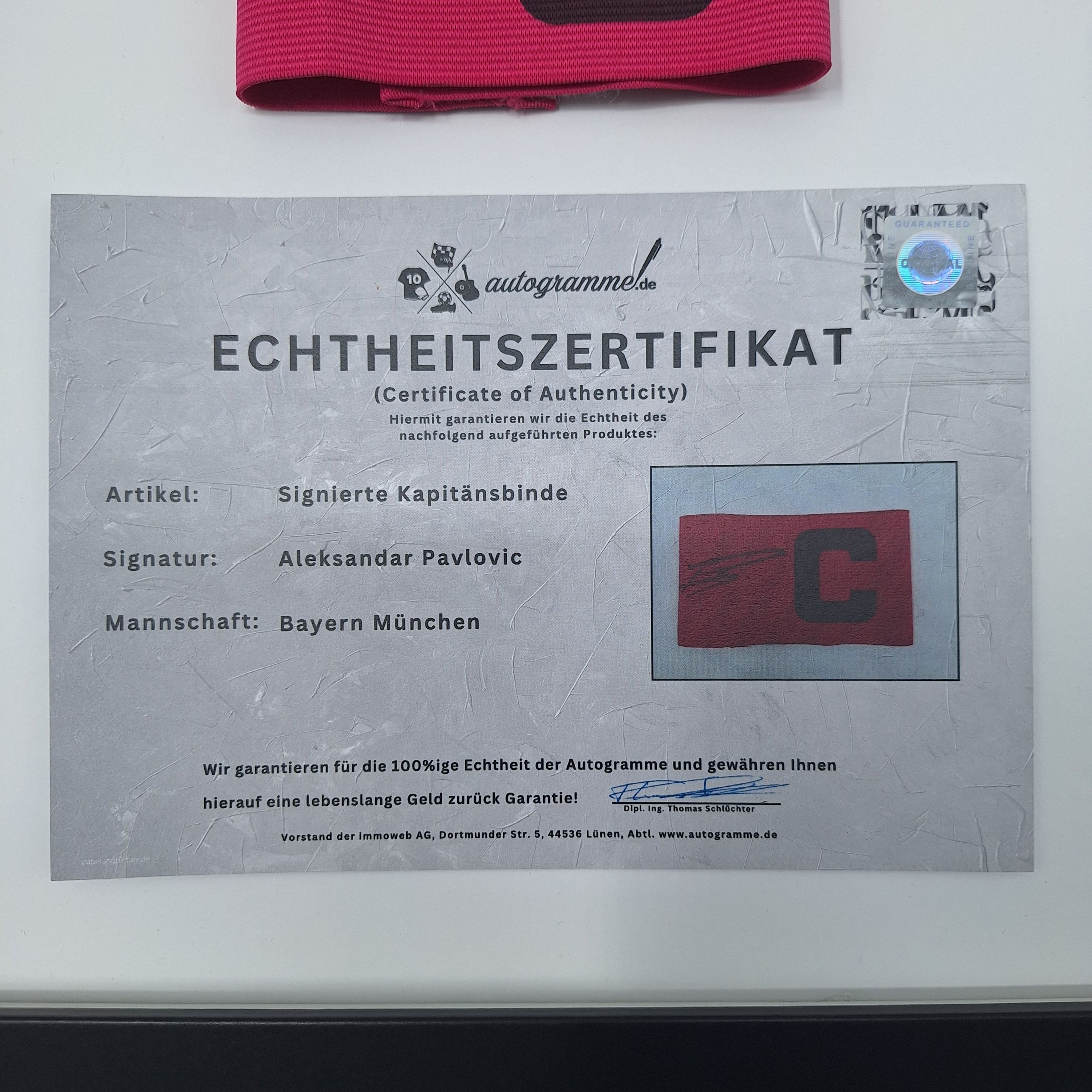 Kapitänsbinde Aleksandar Pavlović signiert im Rahmen Bayern München Autogramm COA