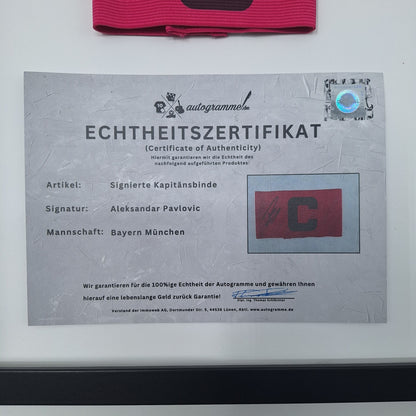 Kapitänsbinde Aleksandar Pavlović signiert im Rahmen Bayern München Autogramm COA
