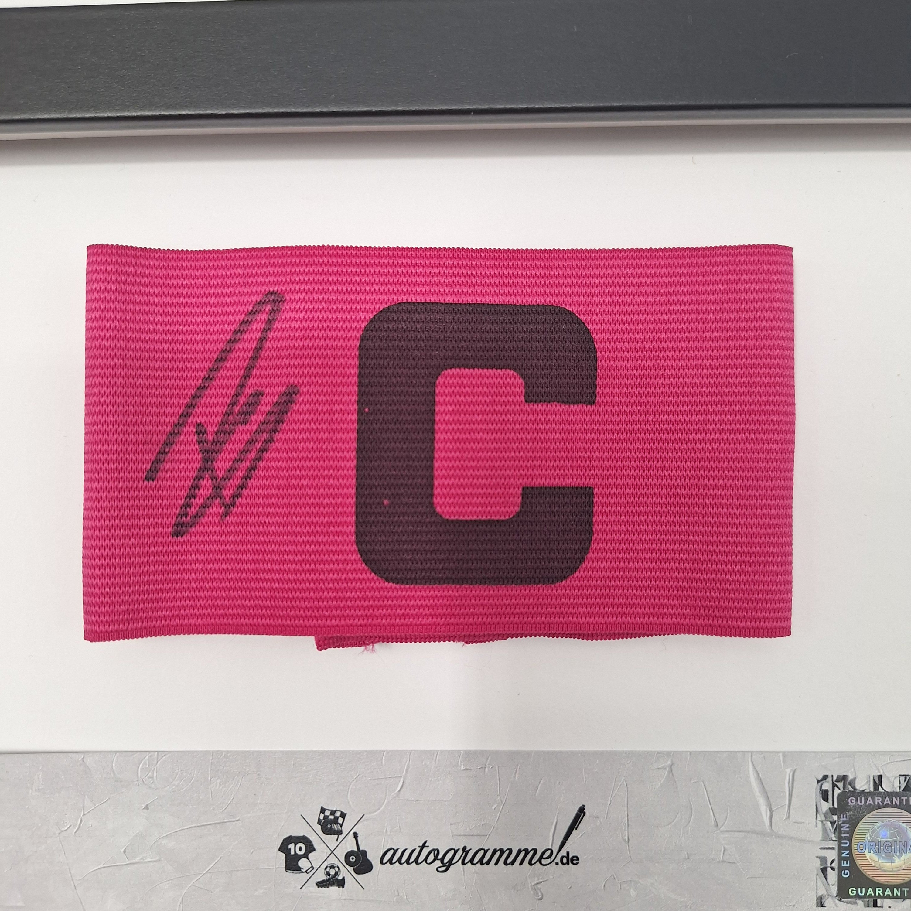 Kapitänsbinde Aleksandar Pavlović signiert im Rahmen Bayern München Autogramm COA