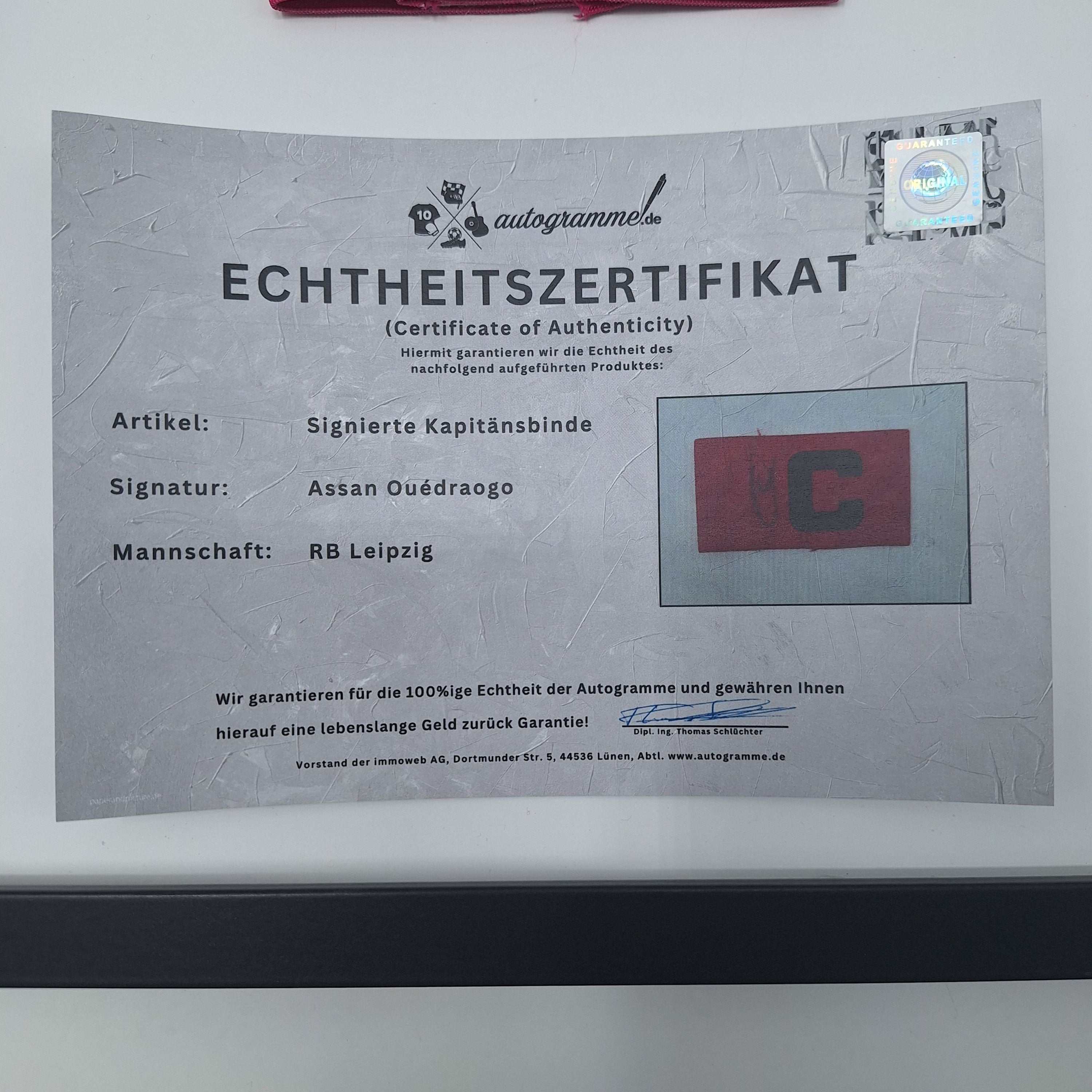 Kapitänsbinde Assan Ouédraogo signiert im Rahmen RB Leipzig COA