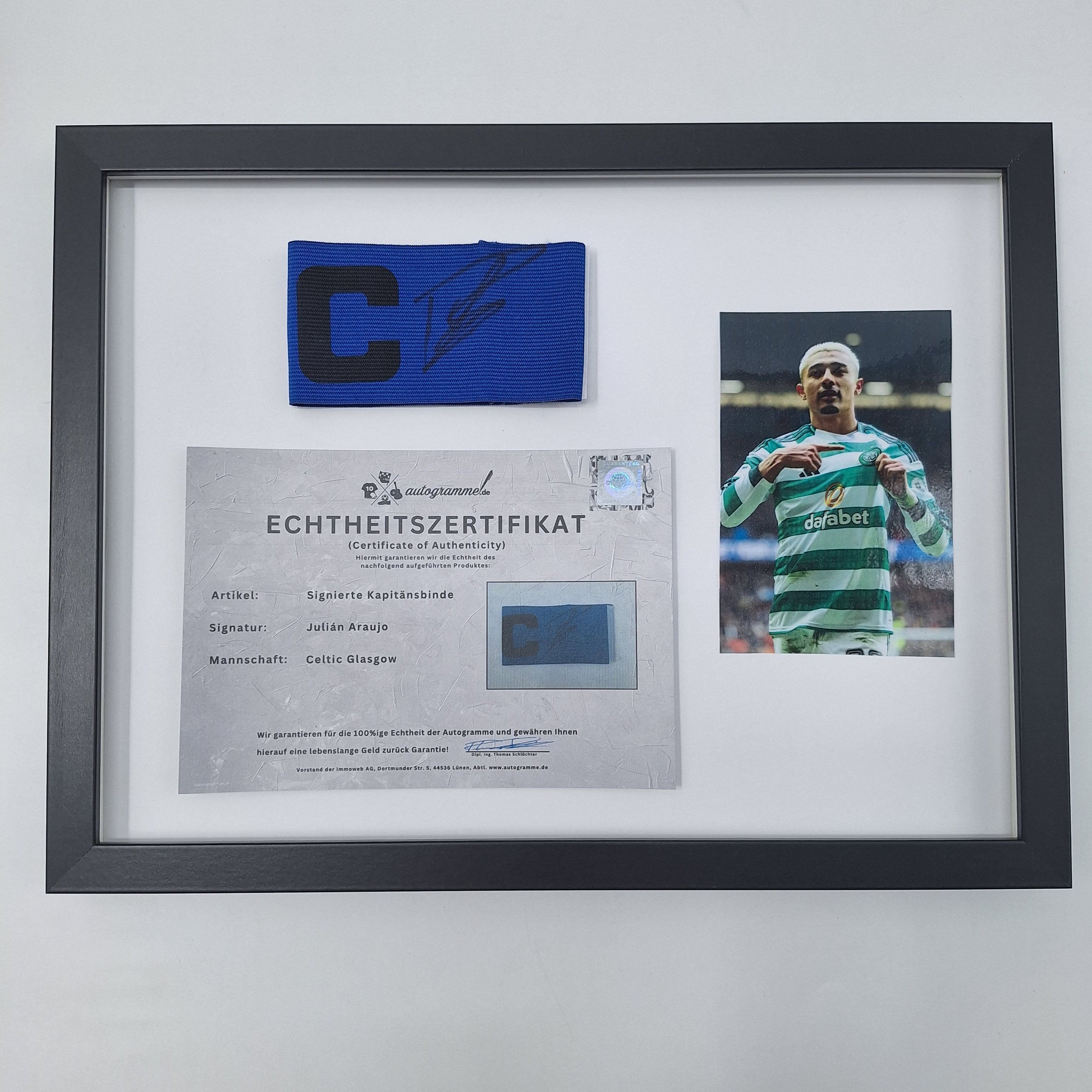 Kapitänsbinde Julian Araujo signiert im Rahmen Celtic Glasgow Fußball Autogramm