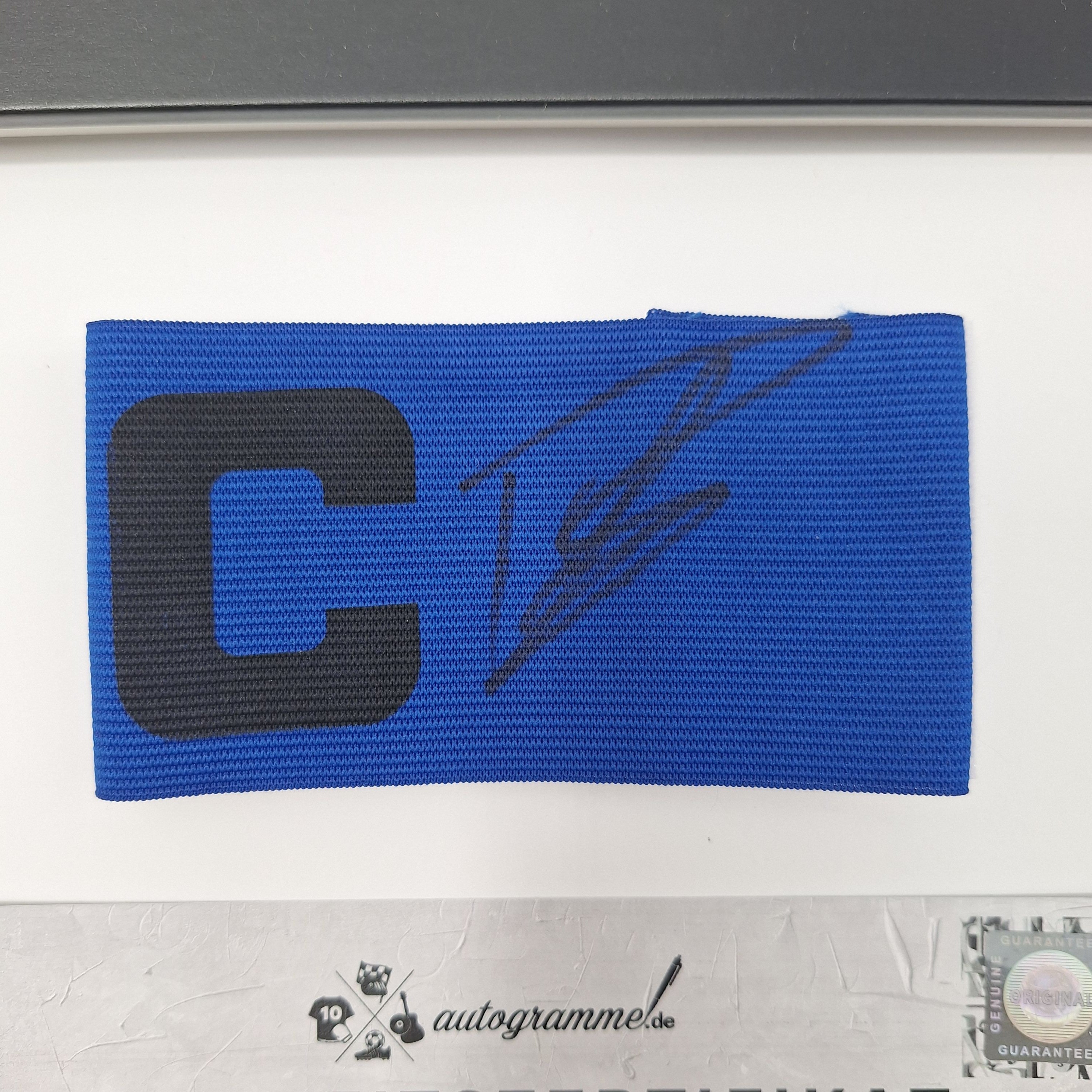 Kapitänsbinde Julian Araujo signiert im Rahmen Celtic Glasgow Fußball Autogramm