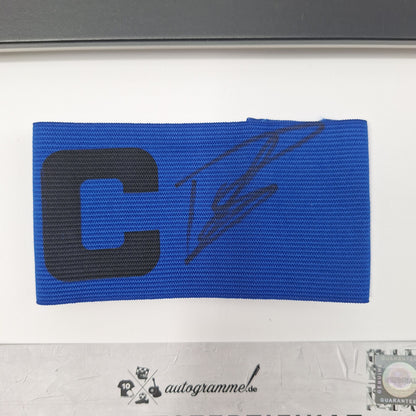 Kapitänsbinde Julian Araujo signiert im Rahmen Celtic Glasgow Fußball Autogramm