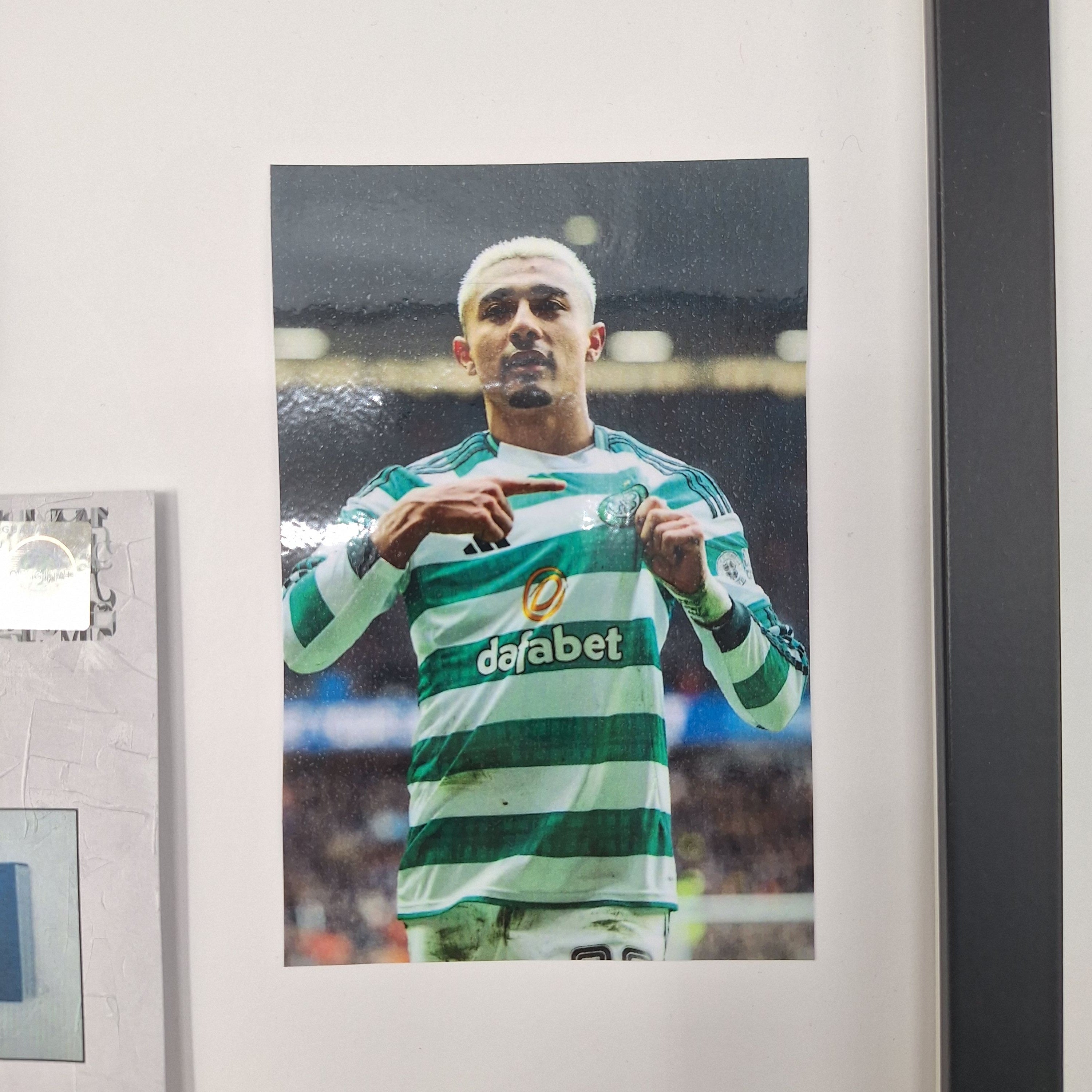 Kapitänsbinde Julian Araujo signiert im Rahmen Celtic Glasgow Fußball Autogramm