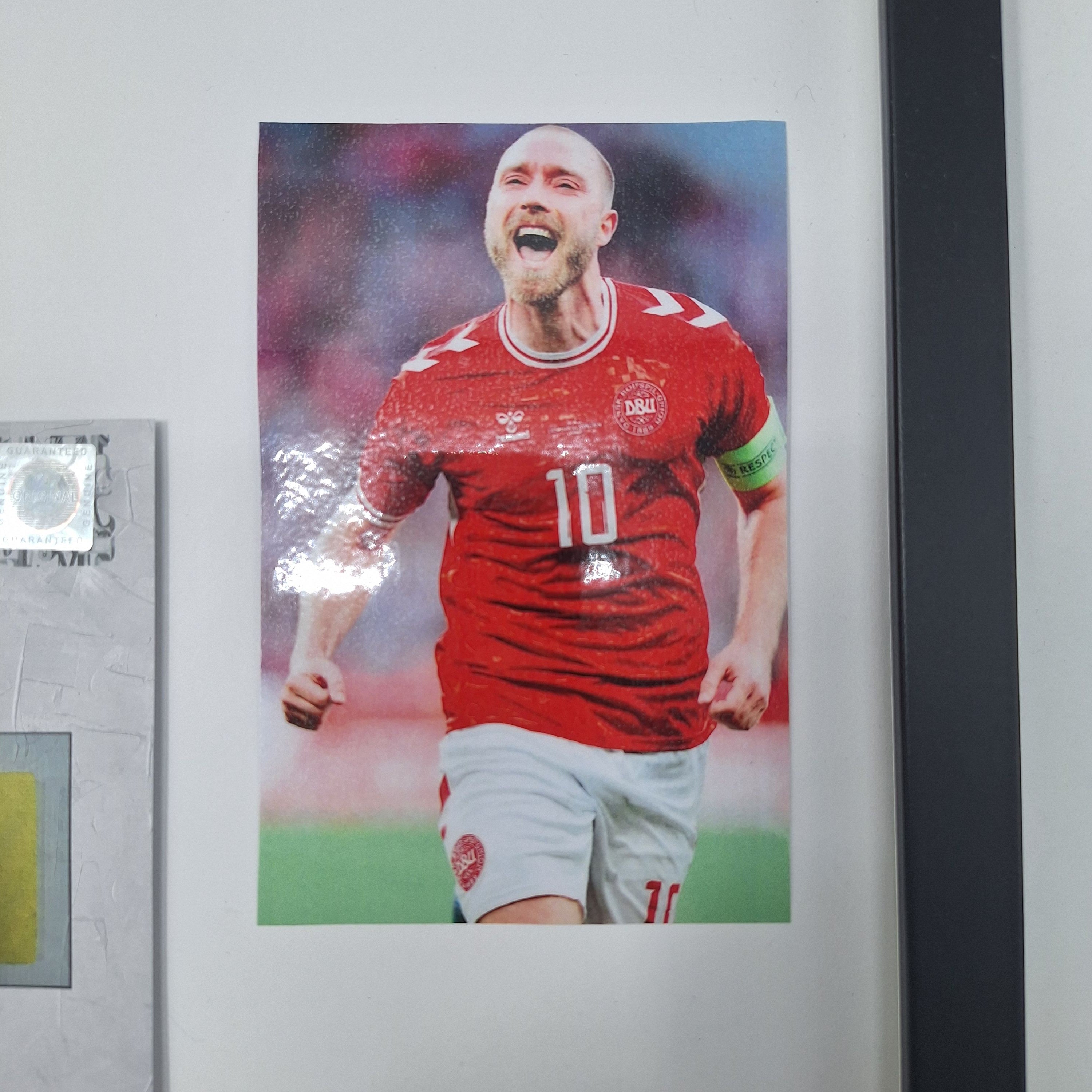 Kapitänsbinde Christian Eriksen signiert im Rahmen Dänemark Autogramm