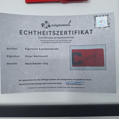 Kapitänsbinde Omar Marmoush signiert im Rahmen Manchester City COA