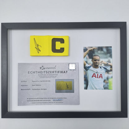 Kapitänsbinde Xavi Simons signiert im Rahmen Tottenham Hotspur