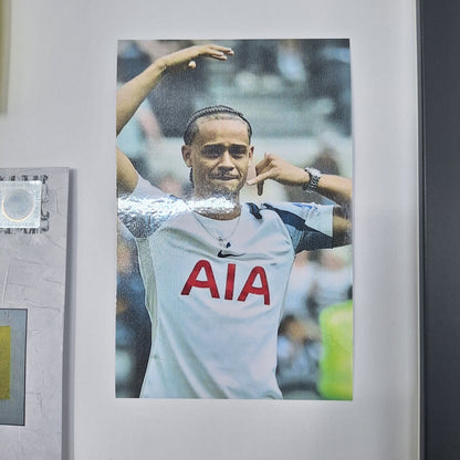 Kapitänsbinde Xavi Simons signiert im Rahmen Tottenham Hotspur