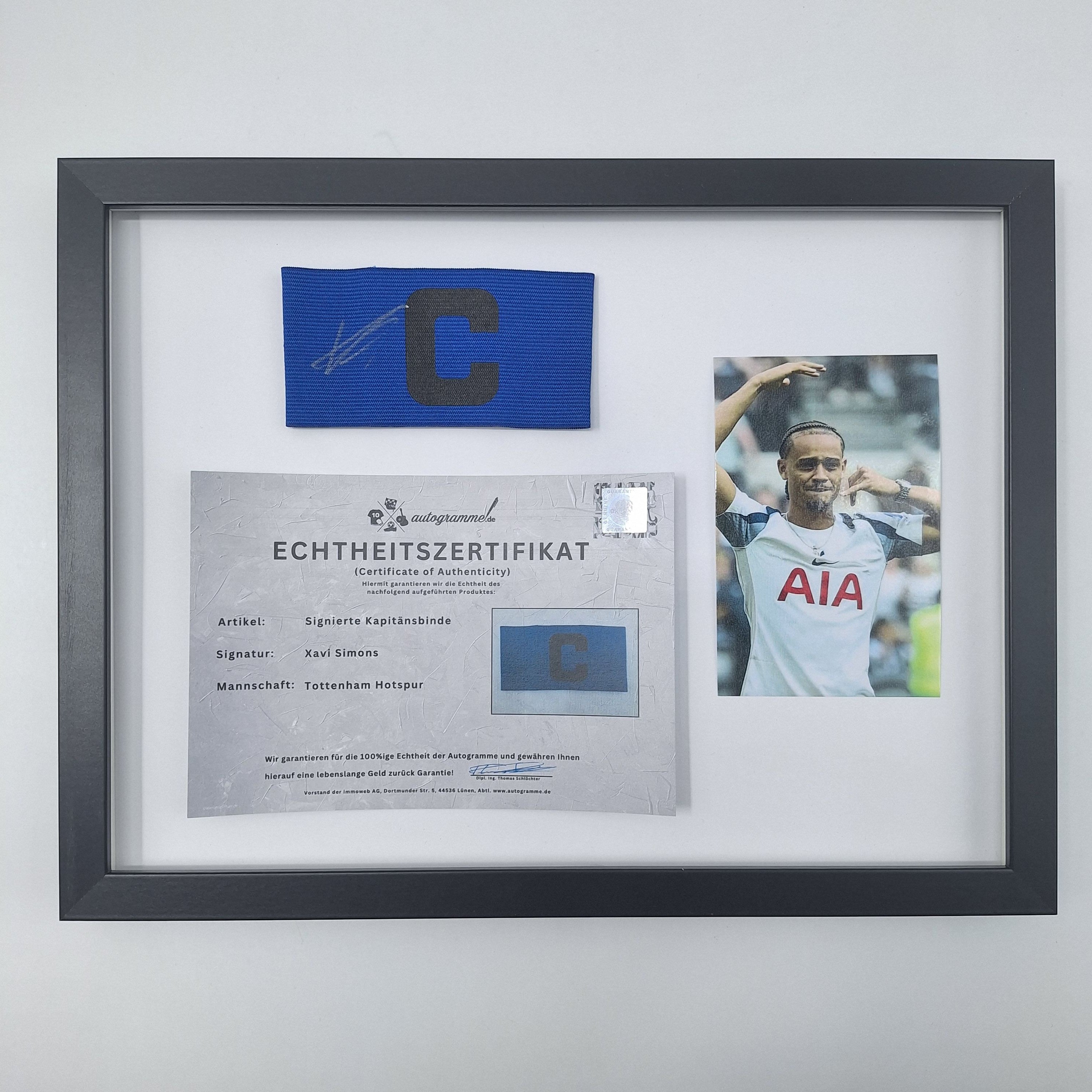 Kapitänsbinde Xavi Simons signiert im Rahmen Tottenham Hotspur